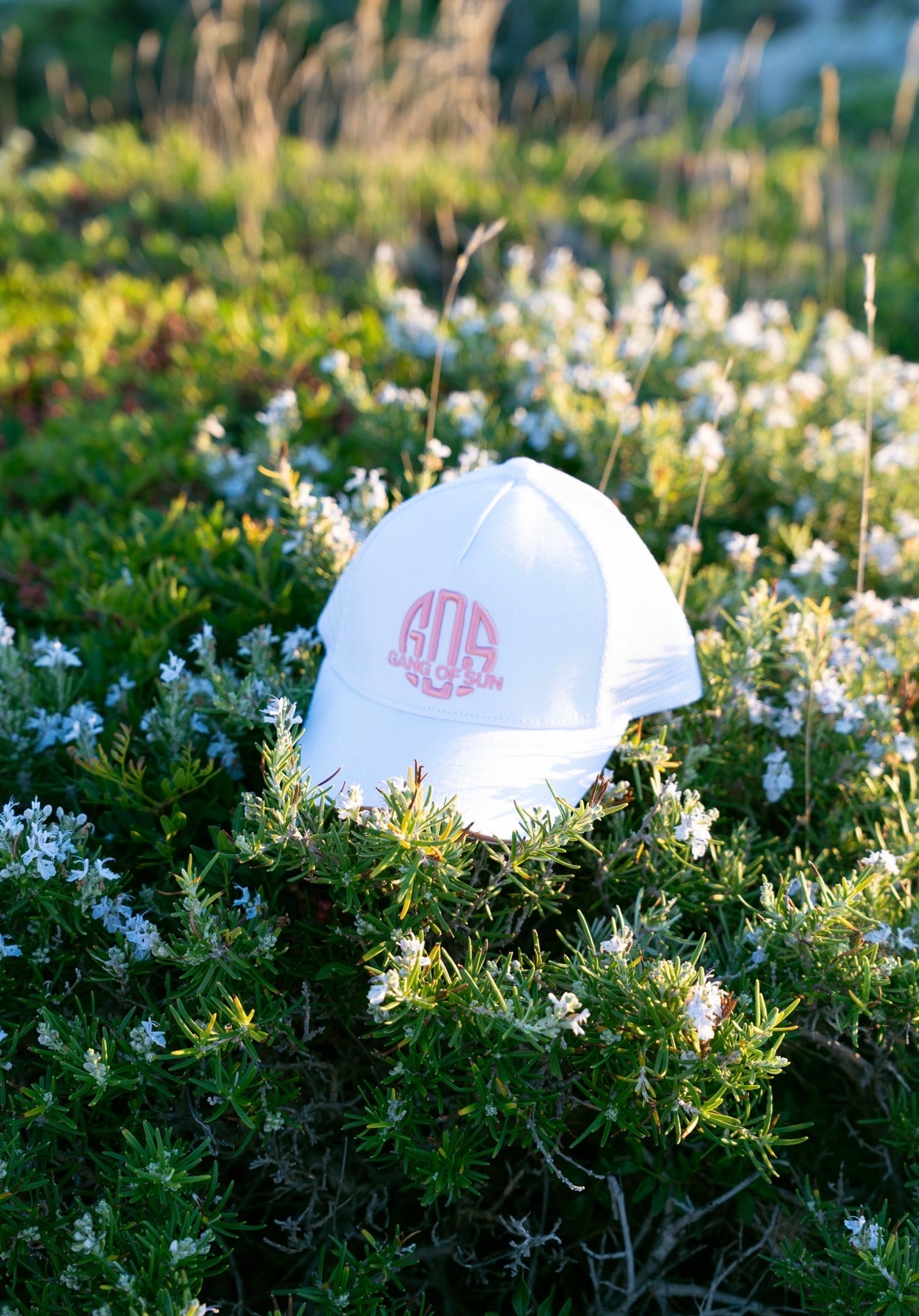 Casquette blanche avec logo rose