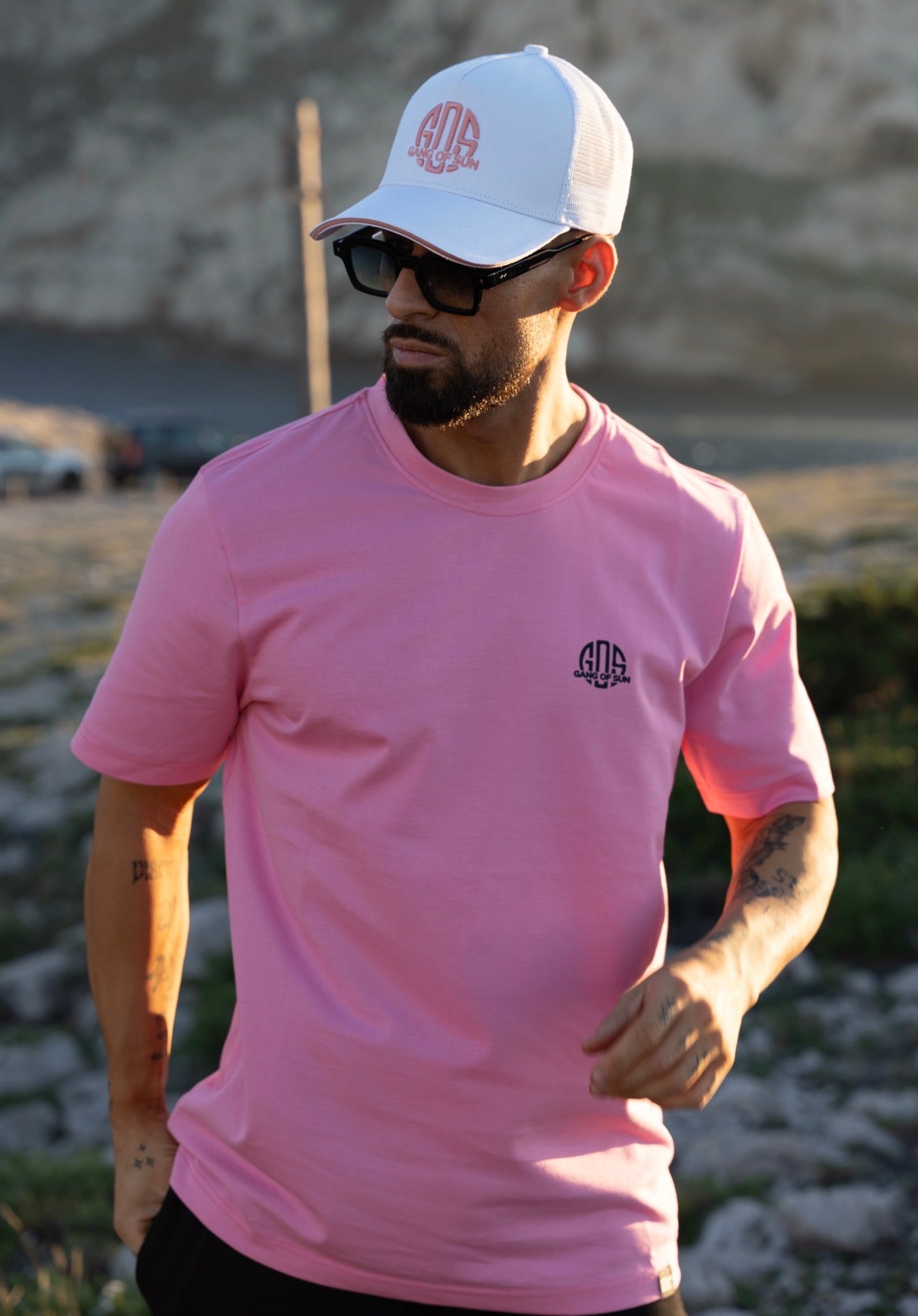 Casquette blanche avec logo rose