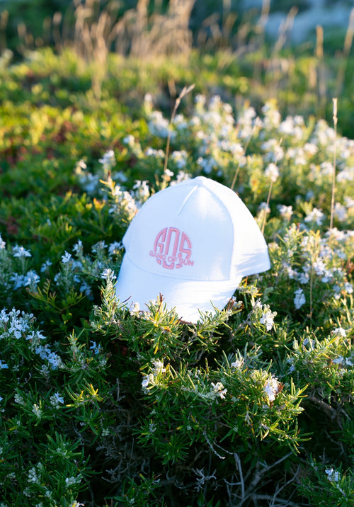 Casquette blanche avec logo rose